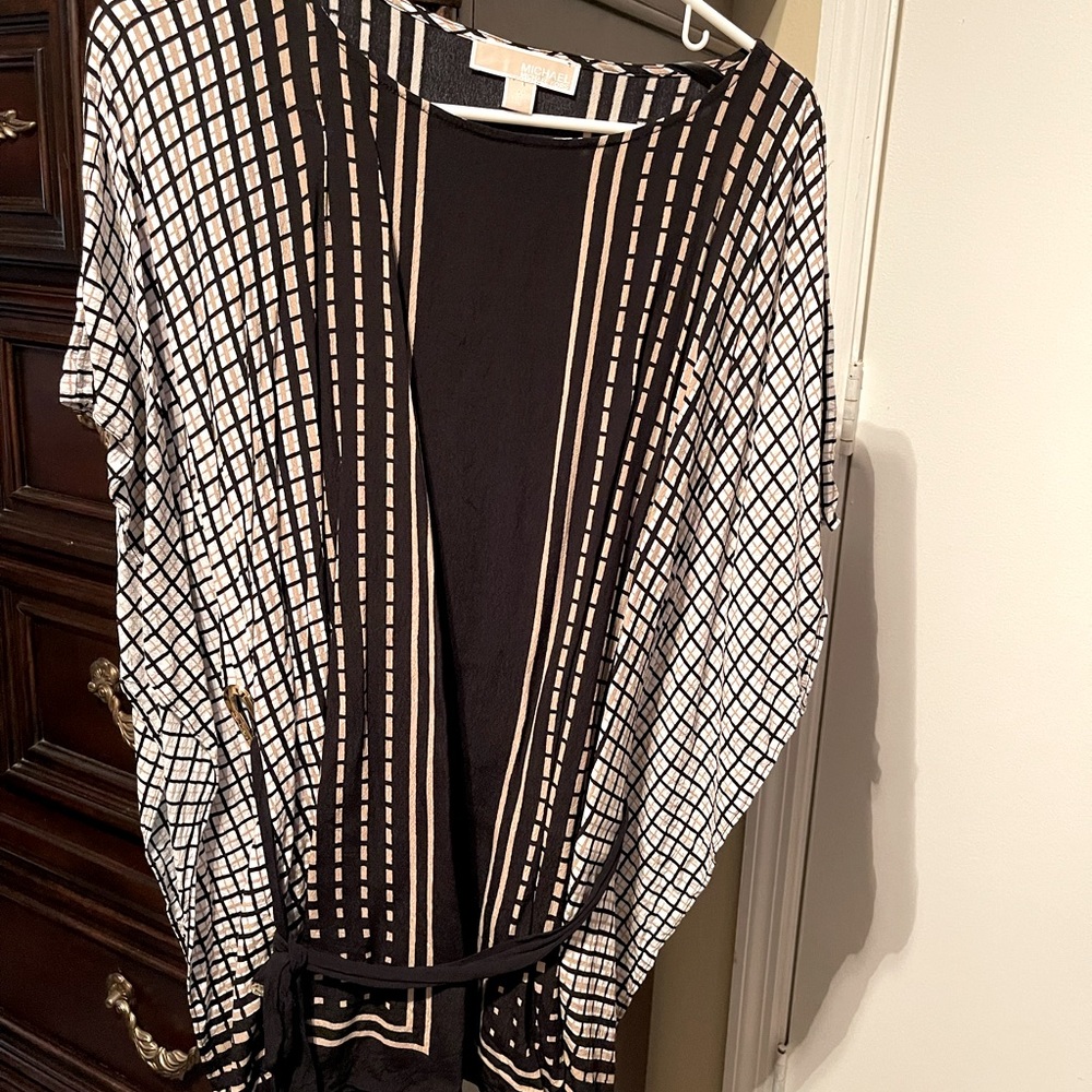 I only wore it 2 still looks new. I wear large feels very comfortable